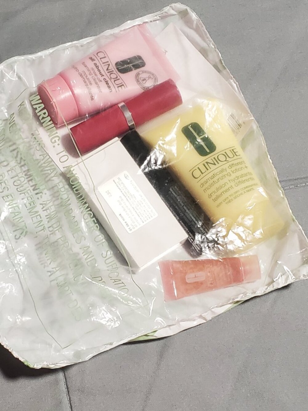 Clinique 6 piece travel beauty set Brand New in Sealed Bag!